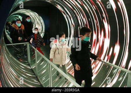 Nanjing, provincia cinese di Jiangsu. 2 gennaio 2021. I bambini visitano il Museo della Scienza e della tecnologia di Nanjing durante la vacanza di Capodanno a Nanjing, nella Provincia Jiangsu della Cina orientale, 2 gennaio 2021. Credit: Sun Zhongnan/Xinhua/Alamy Live News Foto Stock