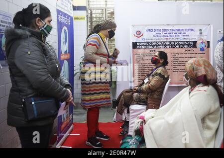 Nuova Delhi, India. 02 gennaio 2021. Ufficiali sanitari e volontari sono visti indossare maschere facciali durante un ciclo a secco nazionale per il vaccino Covid-19 presso il centro di assistenza sanitaria a South Delhi Municipal Corporation Darya Ganj. Gli operatori sanitari ricevono vaccini fittizi come parte della corsa a secco per testare i meccanismi e rivelare eventuali lacune nel sistema prima dell'effettiva campagna di vaccinazione. In tutta l'India, la corsa a secco è stata condotta in 116 distretti, 259 siti, circa 96,000 vaccinatori sono stati formati per questo processo. Credit: SOPA Images Limited/Alamy Live News Foto Stock