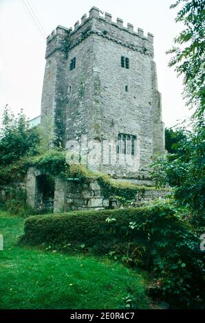 West Tower of St Brynach Church, Nevern, Galles, datato 16 ° secolo. Scansione di archivio da un vetrino. Ottobre 1975. Foto Stock