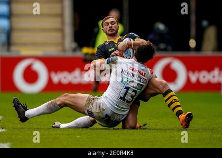 Coventry, Regno Unito. 02 gennaio 2021. 2 gennaio 2021; Ricoh Arena, Coventry, West Midlands, Inghilterra; premiership inglese Rugby, Wasps contro Exeter Chiefs; Josh Bassett di Wasps è affrontato da Tom Hendrickson di Exeter Chiefs Credit: Action Plus Sports Images/Alamy Live News Foto Stock