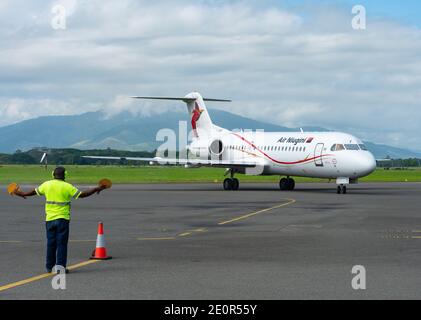 Fokker 70 da Air Niugini in arrivo all'aeroporto di Nadzab in Lae, la capitale della provincia di Morobe e la seconda città più grande di Papua Nuova Guinea. Foto Stock