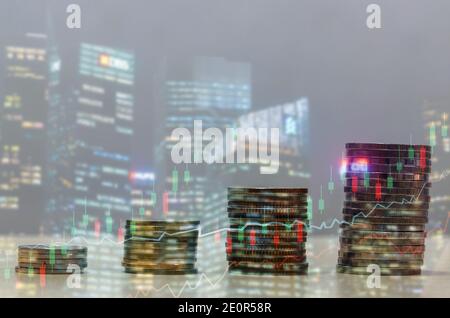 righe di monete per la finanza e gli investimenti del mercato azionario grafico doppia esposizione del concetto di banca di affari di città. investimento e commercio futuro di stock Foto Stock