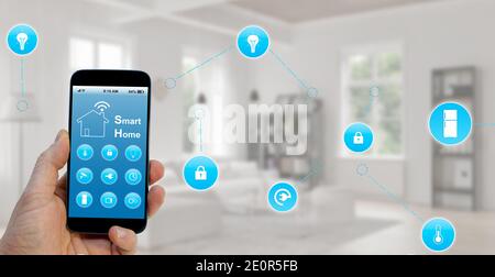 Smart Home Concept, smartphone portatile con applicazione smart home sullo schermo Foto Stock