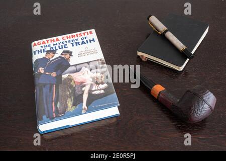 Londra, Inghilterra, Regno Unito - 2 gennaio 2021: Il mistero del treno blu Libro di Agatha Christie in un Facsimile prima edizione con il tubo del tabacco, Fountian P. Foto Stock