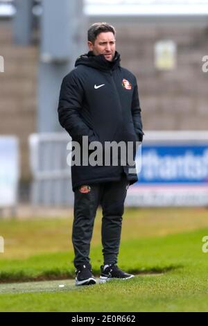 NORTHAMPTON, INGHILTERRA. 2 GENNAIO. Lee Johnson, direttore di Sunderland, durante la prima metà della partita Sky Bet League One tra Northampton Town e Sunderland al PTS Academy Stadium di Northampton sabato 2 gennaio 2021. (Credit: John Cripps | MI News) Credit: MI News & Sport /Alamy Live News Foto Stock