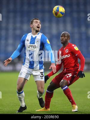 Harry Toffolo di Huddersfield Town (a sinistra) Reading's Sone Aluko battaglia per la palla durante lo Sky Bet Championship al John Smith's Stadium, Huddersfield. Foto Stock