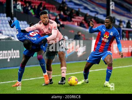 Lys Mousset di Sheffield United (seconda a sinistra) combatte per la palla con Cheikhou Kouyate di Crystal Palace (a sinistra) e Tyrick Mitchell durante la partita della Premier League a Selhurst Park, Londra. Foto Stock