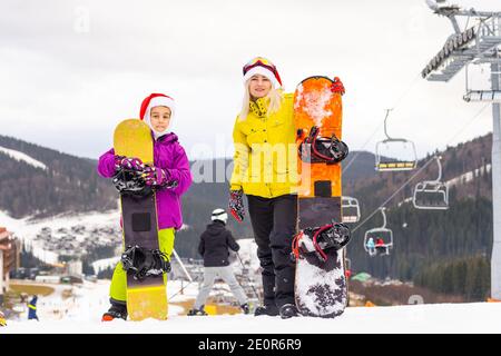 Inverno e sci - famiglia con sci e snowboard su sci ha Foto Stock