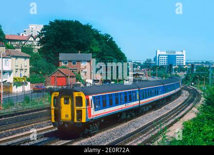 Un paio di CIGS Classe 421 4 numeri 1310 e 1888 che lavorano un servizio di rete sud-est a Southampton il 23 luglio 1995. Foto Stock