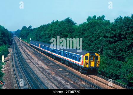 Un paio di EMU di classe 411 4 CEP in livrea NetworkSoutheast debrandizzata, guidata da 1538, si avvicina a Swanley il 12 agosto 1995. Foto Stock