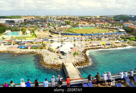 Willemstad, Curacao - 16 novembre 2018 - la vista del molo vicino alla baia di St Anna dalla cima di una nave da crociera Foto Stock