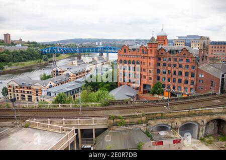 Newcastle upon Tyne UK - 31 luglio 2012: Treno della Newcastle Skyline attraverso la città. Vista da Castlekeep Foto Stock