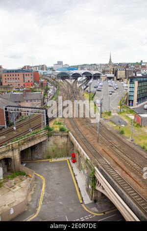 Newcastle upon Tyne UK - 31 luglio 2012: Treno della Newcastle Skyline attraverso la città. Vista da Castlekeep Foto Stock