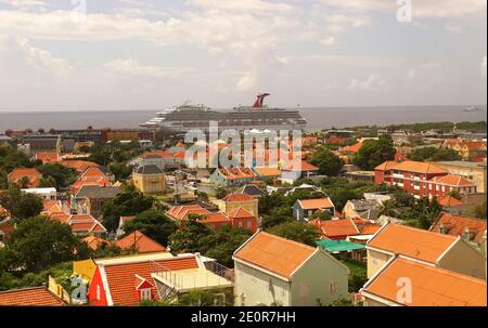 Willemstad, Curacao - 16 novembre 2018 - la vista della città dalla cima del Ponte della Regina Juliana e nave da crociera di Carnevale sulla baia Foto Stock