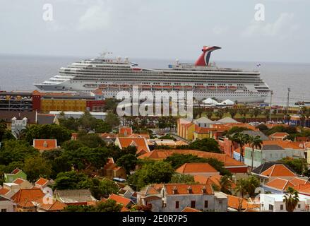 Willemstad, Curacao - 16 novembre 2018 - la vista della città dalla cima del Ponte della Regina Juliana e nave da crociera di Carnevale sulla baia Foto Stock