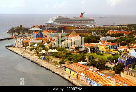 Willemstad, Curacao - 16 novembre 2018 - la vista della città dalla cima del Ponte della Regina Juliana, con edifici e navi lungo la Baia di Sant'Anna Foto Stock