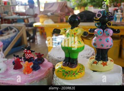 Willemstad, Curacao - 16 novembre 2018 - varietà e dimensioni delle colorate bambole Chichi Foto Stock