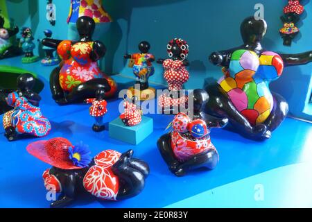 Willemstad, Curacao - 16 novembre 2018 - varietà e dimensioni delle colorate bambole Chichi Foto Stock