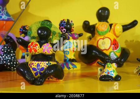 Willemstad, Curacao - 16 novembre 2018 - varietà e dimensioni delle colorate bambole Chichi Foto Stock