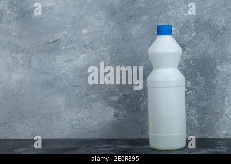 Contenitore bianco di candeggina su fondo di marmo Foto Stock