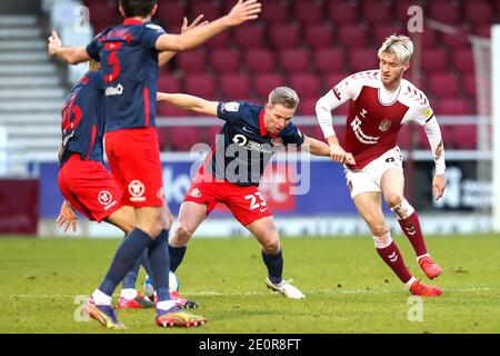 NORTHAMPTON, INGHILTERRA. 2 GENNAIO. Il Grant Leadbitter di Sunderland viene sfidato da Ryan Watson di Northampton Town durante la prima metà della partita Sky Bet League 1 tra Northampton Town e Sunderland al PTS Academy Stadium di Northampton sabato 2 gennaio 2021. (Credit: John Cripps | MI News) Credit: MI News & Sport /Alamy Live News Foto Stock