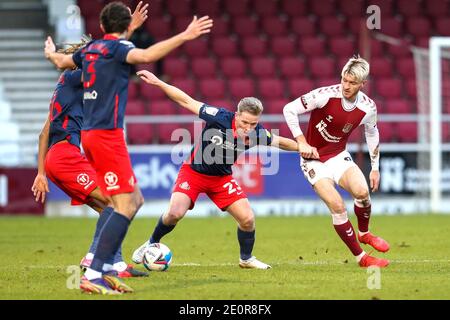 NORTHAMPTON, INGHILTERRA. 2 GENNAIO. Il Grant Leadbitter di Sunderland viene sfidato da Ryan Watson di Northampton Town durante la prima metà della partita Sky Bet League 1 tra Northampton Town e Sunderland al PTS Academy Stadium di Northampton sabato 2 gennaio 2021. (Credit: John Cripps | MI News) Credit: MI News & Sport /Alamy Live News Foto Stock