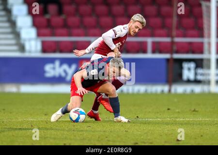 NORTHAMPTON, INGHILTERRA. 2 GENNAIO. Il Grant Leadbitter di Sunderland viene sfidato da Ryan Watson di Northampton Town durante la prima metà della partita Sky Bet League 1 tra Northampton Town e Sunderland al PTS Academy Stadium di Northampton sabato 2 gennaio 2021. (Credit: John Cripps | MI News) Credit: MI News & Sport /Alamy Live News Foto Stock