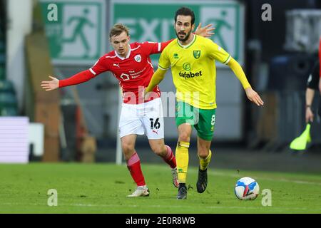 2 gennaio 2021; Carrow Road, Norwich, Norfolk, Inghilterra, campionato di calcio inglese della Lega, Norwich contro Barnsley; Mario Vrancic di Norwich City sotto pressione di Luke Thomas di Barnsley Foto Stock