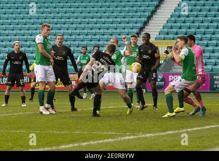 Scottish Premiership - Hibernian / Livingston Easter Road Stadium, Edimburgo, Midlothian, Regno Unito. 24 Nov 2020. Gli Hibs ospitano Livingston nella Premier League scozzese a Easter Road, Edimburgo. PIC Shows: Difensore di Livingston, Jon Guthrie, spara a casa il visitorÕs 2° obiettivo del gioco. Credit: Ian Jacobs/Alamy Live News Foto Stock