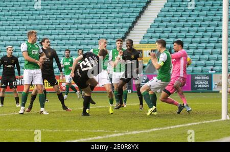 Scottish Premiership - Hibernian / Livingston Easter Road Stadium, Edimburgo, Midlothian, Regno Unito. 24 Nov 2020. Gli Hibs ospitano Livingston nella Premier League scozzese a Easter Road, Edimburgo. PIC Shows: Difensore di Livingston, Jon Guthrie, spara a casa il visitorÕs 2° obiettivo del gioco. Credit: Ian Jacobs/Alamy Live News Foto Stock