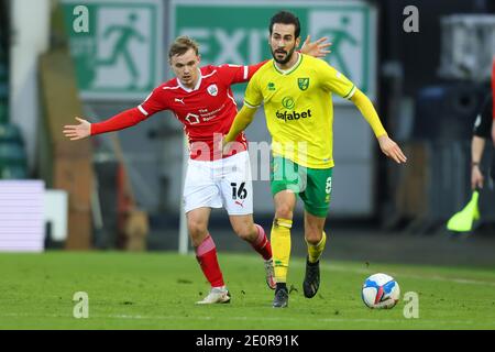 2 gennaio 2021; Carrow Road, Norwich, Norfolk, Inghilterra, campionato di calcio inglese della Lega, Norwich contro Barnsley; Mario Vrancic di Norwich City sotto pressione di Luke Thomas di Barnsley Foto Stock