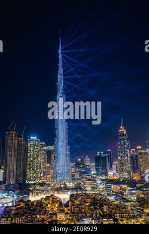 Dubai, Emirati Arabi Uniti. 31 dicembre 2020. Il grattacielo Burj Khalifa è illuminato per le celebrazioni di Capodanno vicino a mezzanotte a Dubai, Emirati Arabi Uniti, il 31 dicembre 2020. (Foto di Alex G. Perez/AGPfoto/Sipa USA) Credit: Sipa USA/Alamy Live News Foto Stock