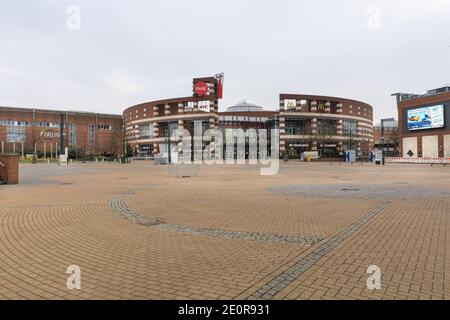 Centro, Oberhausen, NRW, Germania. 02 gennaio 2021. Uno dei grandi piazzali d'ingresso sembra completamente desertato. Il più grande centro commerciale della Germania e i ristoranti, i caffè e i divertimenti circostanti appaiono sgarbati e desertati, le entrate sono chiuse e chiuse. Il popolare centro commerciale con 125.000 m² di spazio commerciale e l'intera area all'aperto sarebbe normalmente un grande paradiso per gli acquirenti alla ricerca di occasioni nelle vendite di gennaio. Credit: Imageplotter/Alamy Live News Foto Stock