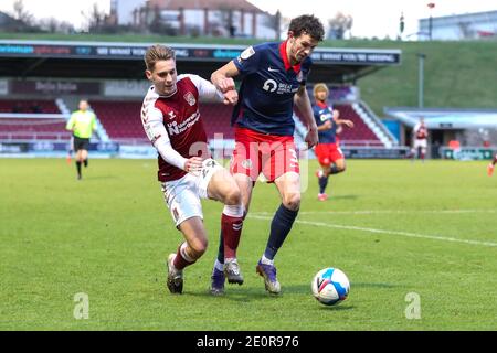 NORTHAMPTON, INGHILTERRA. 2 GENNAIO. Tom Flanagan di Sunderland è sfidato da Danny Rose di Northampton Town durante la prima metà della partita Sky Bet League 1 tra Northampton Town e Sunderland al PTS Academy Stadium di Northampton sabato 2 gennaio 2021. (Credit: John Cripps | MI News) Credit: MI News & Sport /Alamy Live News Foto Stock