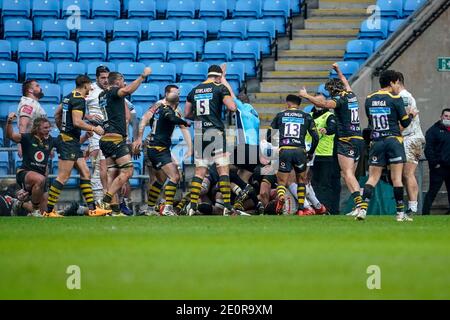 2 gennaio 2021; Ricoh Arena, Coventry, West Midlands, Inghilterra; premiership inglese Rugby, Wasps contro Exeter Chiefs; l'arbitro premia Simon McIntyre di Wasps nel 69 ° minuto Foto Stock