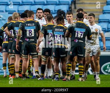 2 gennaio 2021; Ricoh Arena, Coventry, West Midlands, Inghilterra; Premiership inglese Rugby, Wasps contro Exeter Chiefs; entrambe le squadre si stringono le mani dopo che il gioco ha finito 34-5 a Wasps Foto Stock