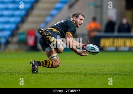 2 gennaio 2021; Ricoh Arena, Coventry, West Midlands, Inghilterra; Premiership inglese Rugby, Wasps contro Exeter Chiefs; Joe Launchbury (c) di Wasps getta la palla fuori prima che lui colpisce il terreno Foto Stock