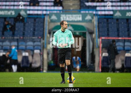 Huddersfield, Regno Unito. 02 gennaio 2021. HUDDERSFIELD, INGHILTERRA. JAN 2 Jeremy Simpson, l'arbitro della partita, durante lo Sky Bet Championship match tra Huddersfield Town e Reading al John Smith's Stadium di Huddersfield sabato 2 gennaio 2021. (Credit: Pat Scaasi | MI News ) Credit: MI News & Sport /Alamy Live News Foto Stock