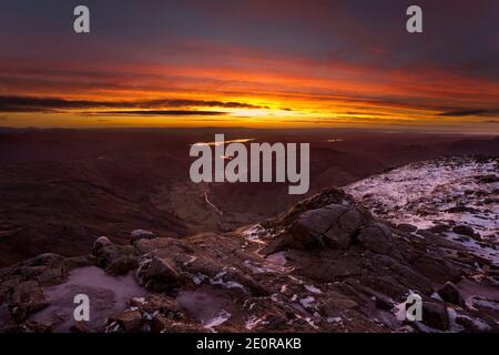La vista da Harrison Stickle all'alba in inverno, English Lake District, Regno Unito Foto Stock