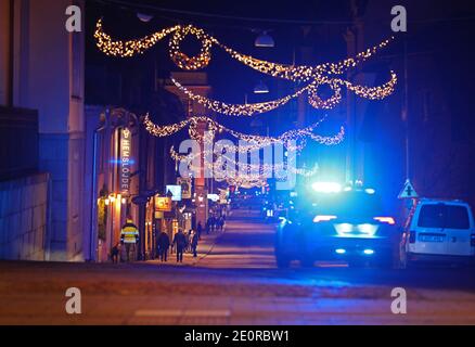 Linköping, SVEZIA - 31 DICEMBRE 2020: Auto di polizia di emergenza a Storgatan a Linköping durante la vigilia di Capodanno. Foto Stock