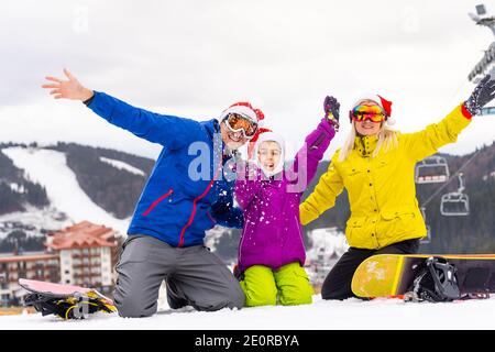 Inverno e sci - famiglia con sci e snowboard su sci ha Foto Stock