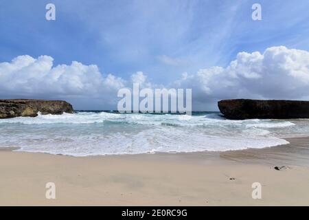 Spiaggia desolata con onde sul retro di Aruba. Foto Stock