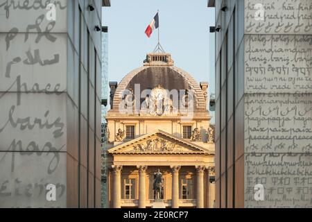 Mauer fŸr den Frieden im Hintergrund das ƒcole Militaire .Wall for Peace, (le mur pour la paix, anche chiamato le mur de la paix), un'installazione a Fro Foto Stock