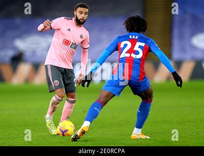 Jayden Bogle di Sheffield United (a sinistra) e Eberechi Eze di Crystal Palace combattono per la palla durante la partita della Premier League a Selhurst Park, Londra. Foto Stock