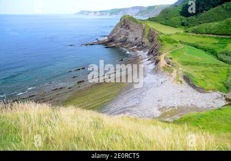 Il flysch nella baia di Sakoneta, Deba, Pais Vasco, Spagna Foto Stock