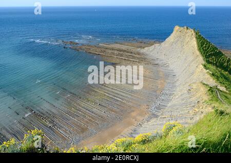 Il flysch nella baia di Sakoneta, Deba, Pais Vasco, Spagna Foto Stock