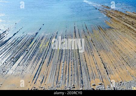 Il flysch nella baia di Sakoneta, Deba, Pais Vasco, Spagna Foto Stock