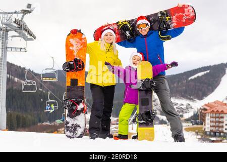 Inverno e sci - famiglia con sci e snowboard su sci ha Foto Stock