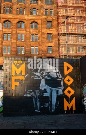 Glasgow, Scozia, Regno Unito. 2 gennaio 2021. I nuovi graffiti di @Frodrik su Clydeside rendono omaggio al rapper britannico MF Doom, morto all'età di 49 anni. Credito: SKULLY/Alamy Live News Foto Stock