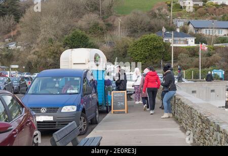 Fountainstown, Cork, Irlanda. 02 gennaio 2021. Con nuove restrizioni in atto per sedare la diffusione di Coronavirus c'è stato un intenso Sabato pomeriggio con le auto presso la piccola località costiera di Fountainstown, Co. Cork, Irlanda. - credito; David Creedon / Alamy Live News Foto Stock